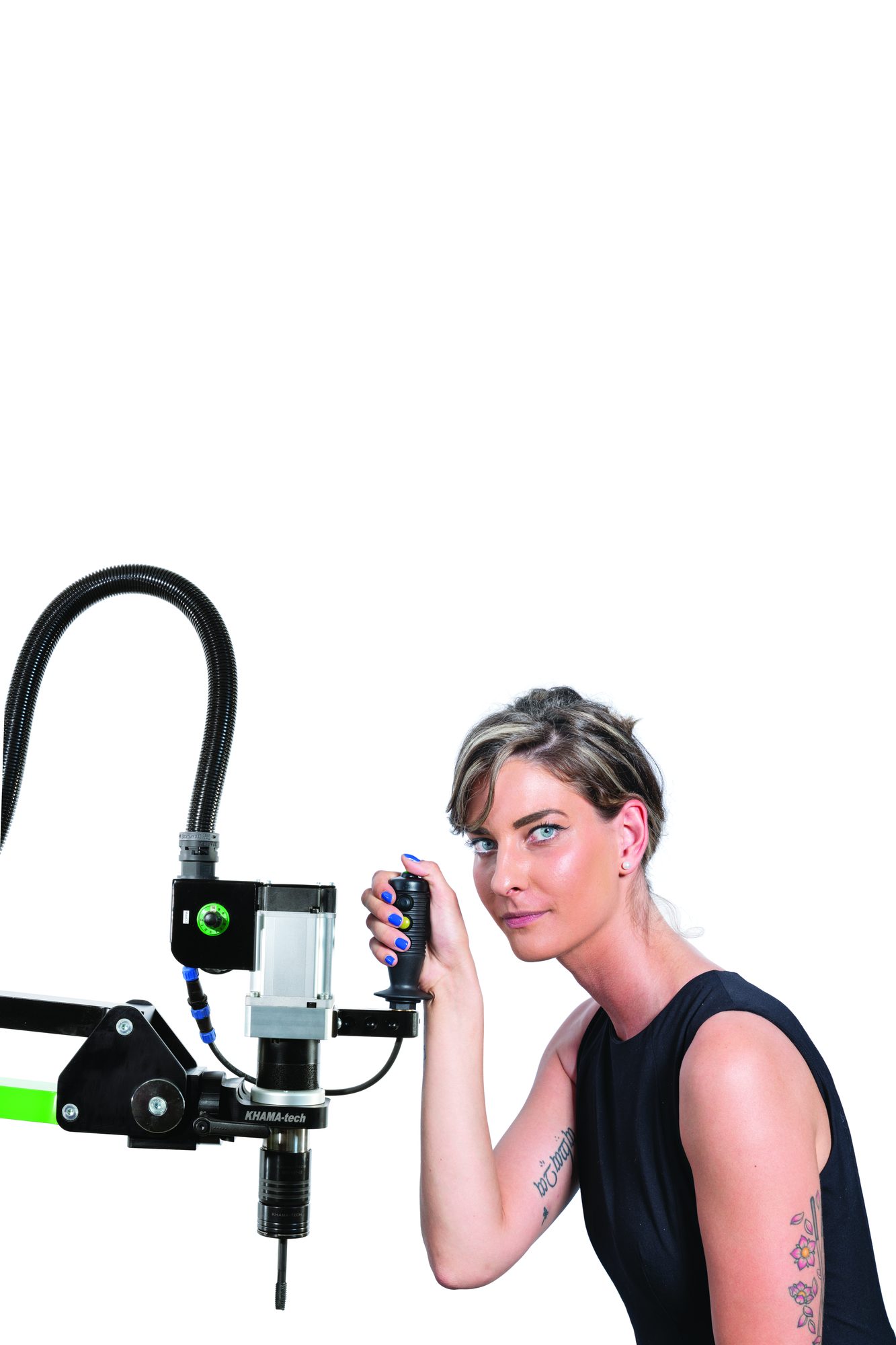 Operatrice al lavoro con una maschiatrice Khama Tech